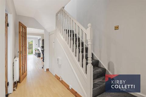 16 Elm Drive, Cheshunt, Waltham Cross, EN8 0RX