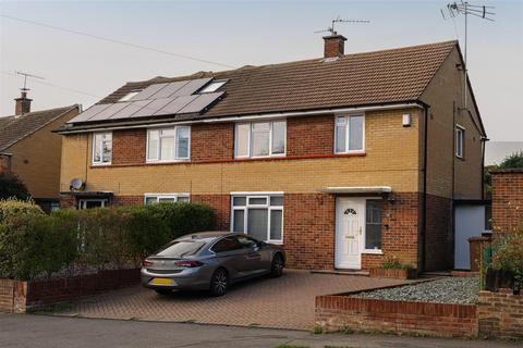 3 bedroom semi-detached house to rent, Arbutus Road, Redhill