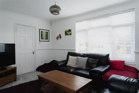 3 bedroom semi-detached house to rent, Arbutus Road, Redhill