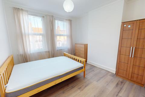 1 bedroom in a house share to rent, Saxon R4