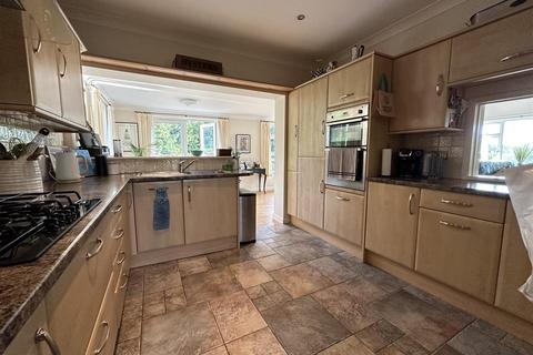 4 bedroom detached bungalow to rent, Greenway Road, Galmpton