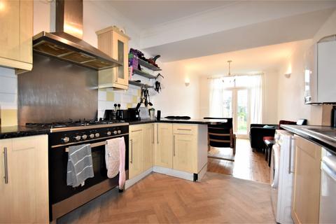 4 bedroom terraced house to rent, Henley Road, Southsea PO4