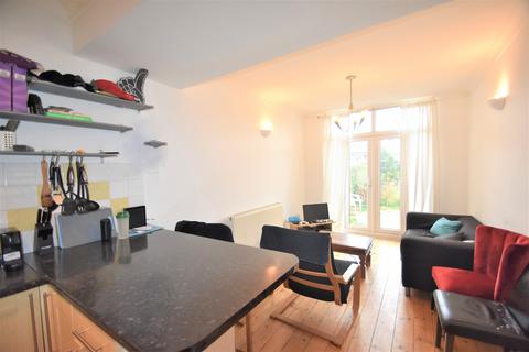 4 bedroom terraced house to rent, Henley Road, Southsea PO4