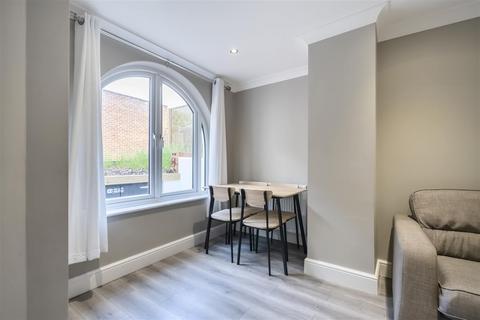 2 bedroom apartment for sale, Portsmouth Road, Kingston Upon Thames