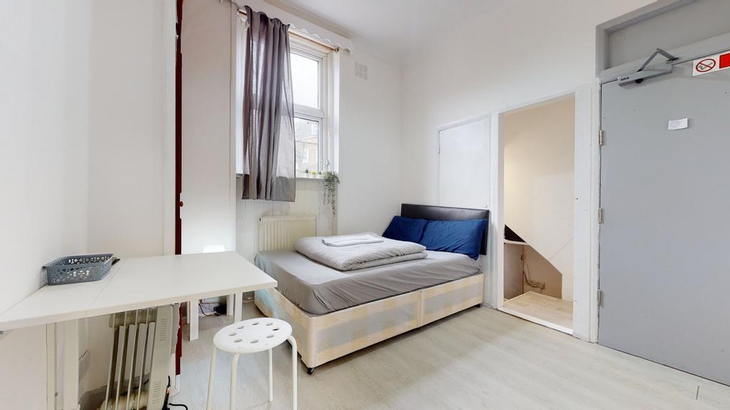 A bright and tidy double bedroom with a comfort...