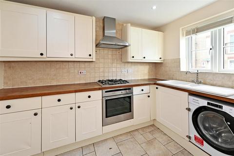 3 bedroom detached house to rent, Baxendale Road, Chichester