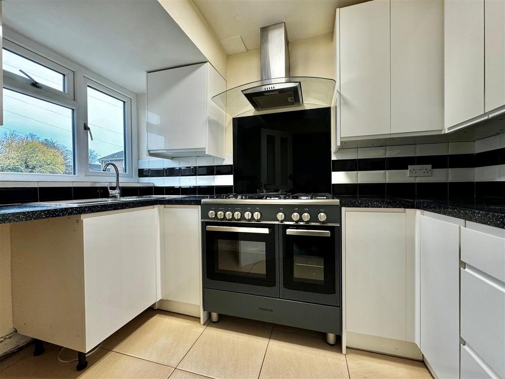 Kitchen 2.jpg