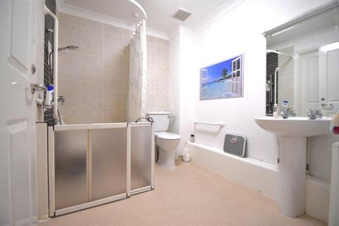 2 bedroom apartment for sale, Northampton Avenue, Slough, Berkshire, SL1