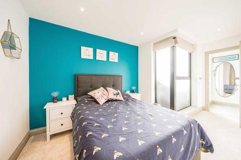 Flat 13, 6 Indigo Square, Surbiton, KT6 5BG