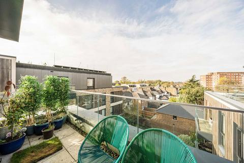 Flat 13, 6 Indigo Square, Surbiton, KT6 5BG