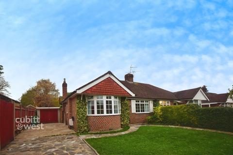 3 bedroom detached bungalow to rent, Cannon Grove Fetcham KT22