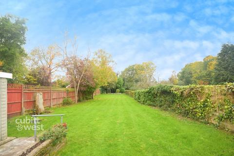 3 bedroom detached bungalow to rent, Cannon Grove Fetcham KT22