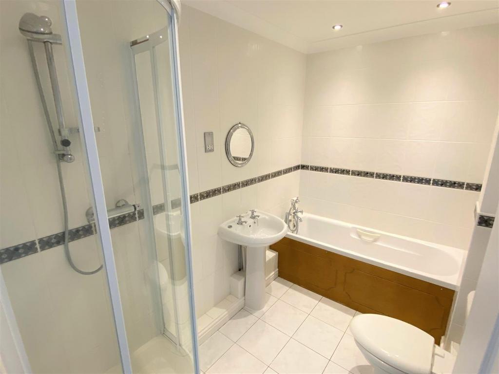 3 Hatfield Crescent Bathroom