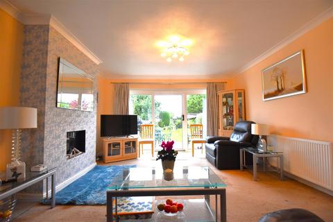 2 bedroom semi-detached bungalow for sale, Oaken Grange Drive, Southend-On-Sea