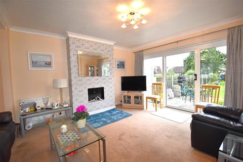 2 bedroom semi-detached bungalow for sale, Oaken Grange Drive, Southend-On-Sea