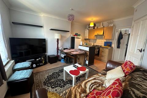 1 bedroom flat to rent, Gladstone Road, Watford WD17