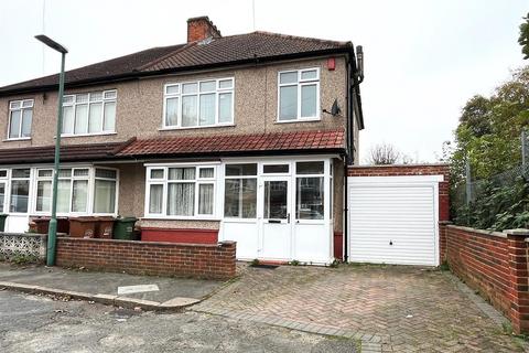 3 bedroom semi-detached house to rent, Banstead Way, Wallington