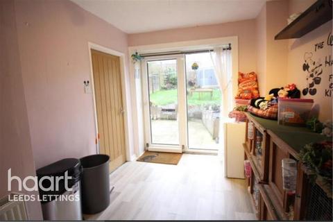 3 bedroom semi-detached house to rent, Stanks Lane North, Swarcliffe.