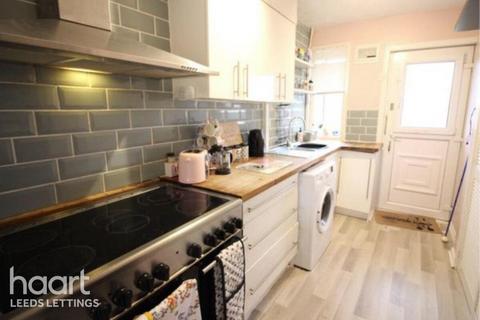 3 bedroom semi-detached house to rent, Stanks Lane North, Leeds