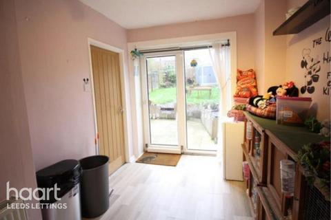 3 bedroom semi-detached house to rent, Stanks Lane North, Leeds