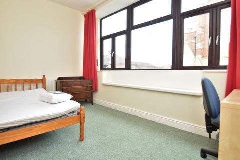 3 bedroom flat to rent, Fawcett Road, Southsea PO4