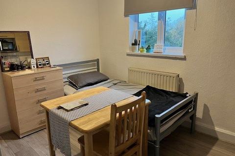 Studio to rent, New Parade, High Street UB7