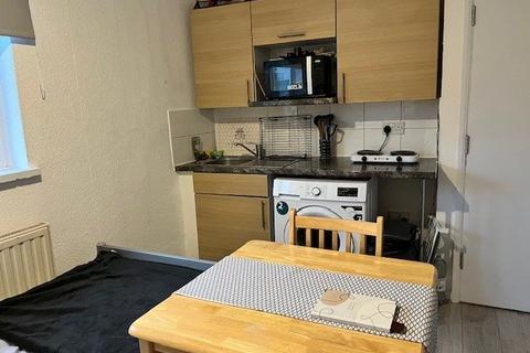 Studio to rent, New Parade, High Street UB7