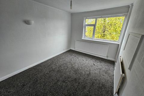 3 bedroom flat to rent, Aston Gardens, Farnworth, Bolton