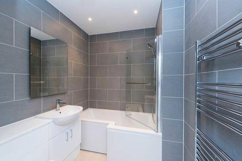 2 bedroom flat for sale, High Road, London N20