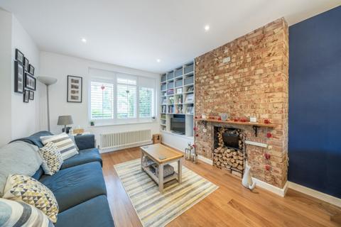 2 bedroom flat to rent, Devereux Road London SW11