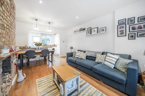 2 bedroom flat to rent, Devereux Road London SW11