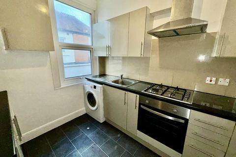 3 bedroom maisonette to rent, Pinner View, Harrow HA1