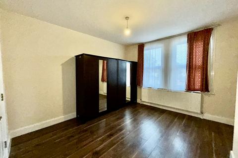 3 bedroom maisonette to rent, Pinner View, Harrow HA1