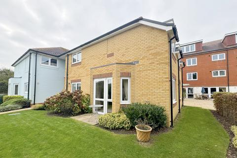 1 bedroom ground floor flat for sale, Knights Lodge, Lymington SO41