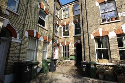 2 bedroom flat to rent, Bonnington Square, London SW8