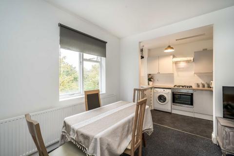 2 bedroom flat to rent, Bonnington Square, London SW8