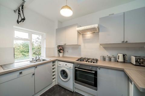 2 bedroom flat to rent, Bonnington Square, London SW8