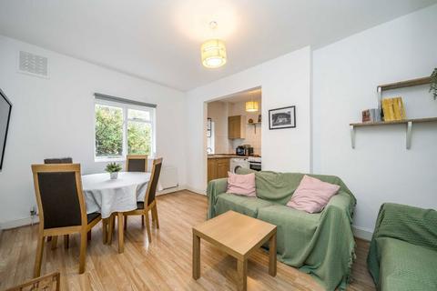 2 bedroom flat to rent, Bonnington Square, London SW8