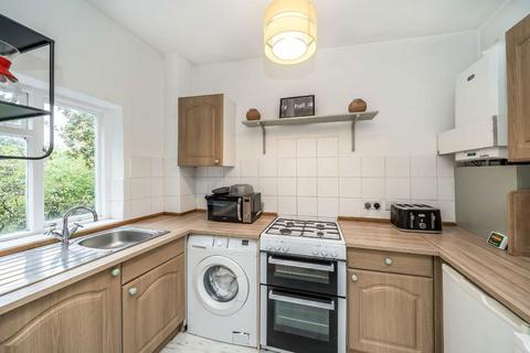 2 bedroom flat to rent, Bonnington Square, London SW8