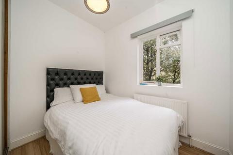 2 bedroom flat to rent, Bonnington Square, London SW8