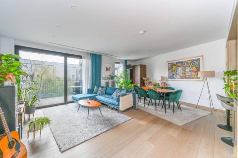 2 bedroom flat for sale, Embassy Gardens, Nine Elms, London, SW11