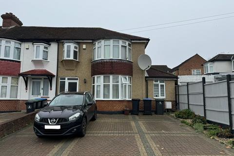 4 bedroom end of terrace house to rent, Charter Way, Southgate N14