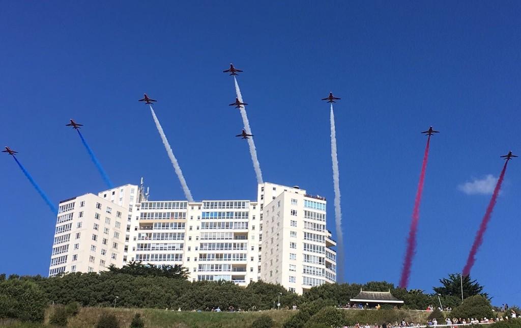 Block with red arrows