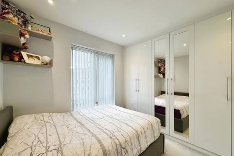 2 bedroom flat for sale, Boulevard Drive, London