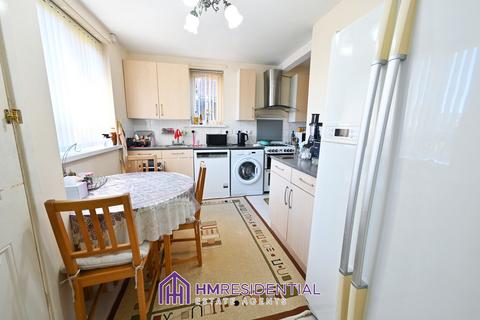 3 bedroom semi-detached house to rent, Southmead Avenue, Blakelaw NE5