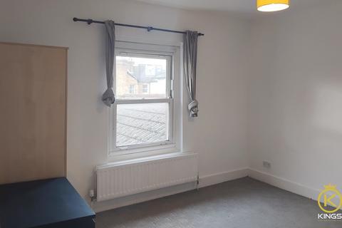 3 bedroom terraced house to rent, Eagle Road, Guildford