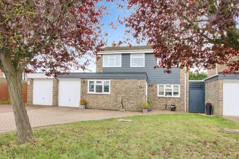 4 bedroom detached house to rent, Beachampstead Road, St. Neots PE19