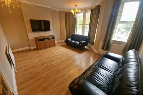 3 bedroom flat to rent, Albany Road