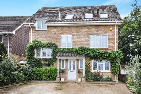 4 bedroom detached house to rent, Rolvenden Gardens, BR1