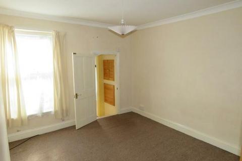 2 bedroom terraced house to rent, Station Street, Boston